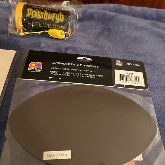 Pittsburgh Steelers Bundle, includes 2 indoor/outdoor magnets & noise maker, new - Picture 4 of 8